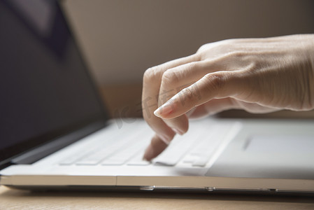 女士手指触摸或按下笔记本电脑键盘 — 使用技术概念的人