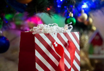 圣诞节背景上的条纹红白礼品包