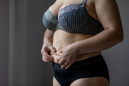 自然真实的身体加上大小女人在内衣触摸胃