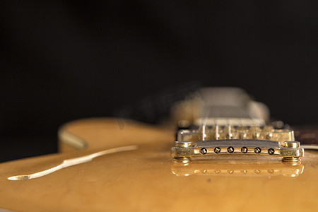 枫木摄影照片_天然枫木特写高角度视图中的复古拱顶吉他