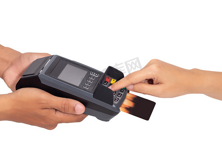 在白色背景与剪切路径隔离的销售点终端的信用卡刷卡机中输入信用卡密码安全密码的手的特写