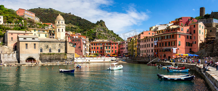 vernazza摄影照片_Cinque Terre 国家公园 Vernazza 房屋和蓝色大海的景色