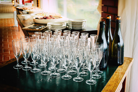 在餐厅举杯庆祝周年纪念日之前，为纪念日敬酒许多玻璃杯空高脚杯