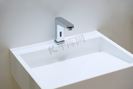 带水龙头的清洁水槽，用于洗手或洗东西