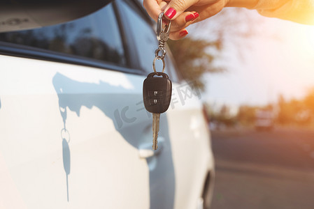 年轻女子手里拿着车钥匙。