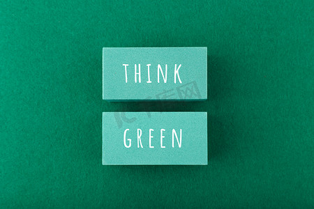 现代构图，在绿色蓬松的背景下，在矩形上思考绿色铭文。