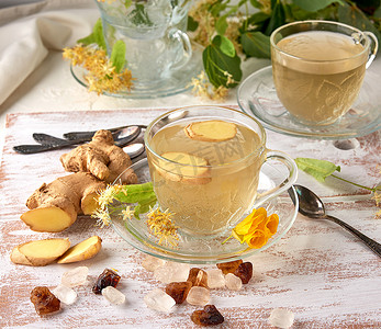 透明杯子菩提树茶和姜片