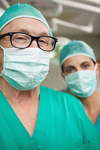 代运营摄影照片_戴眼镜的男外科医生和一位同事