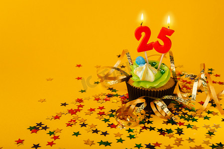 二十五岁生日纸杯蛋糕，配有蜡烛和洒水