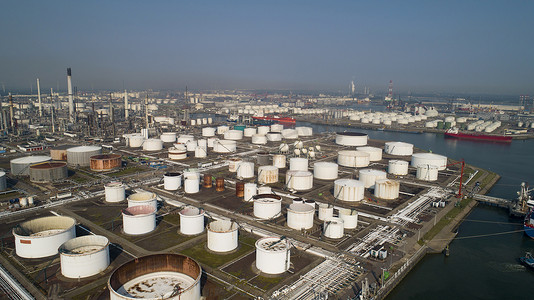 天然气管道摄影照片_炼油厂从工业区，鸟瞰图石油和天然气我