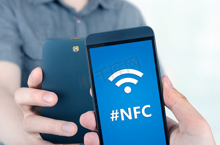 商业活动照片摄影照片_手持智能手机与 NFC 技术-近场通信
