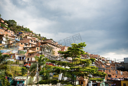 范德林帮摄影照片_南美洲哥伦比亚麦德林陡峭山坡上的村庄。