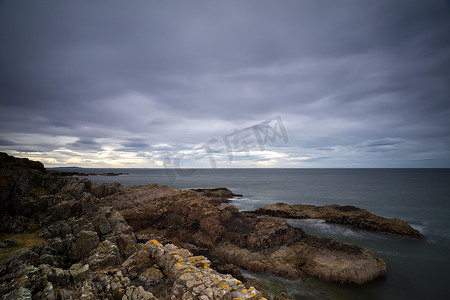 苏格兰芬多奇蒂海滩东北海岸岩石长时间曝光