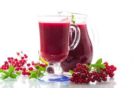 鲜榨的浓稠天然果汁，带有来自成熟红色荚莲属植物的果肉，装在醒酒器中