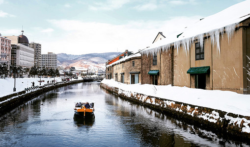 冬季小樽运河景观与标志性旅游船，北海道-日本