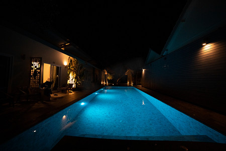 夜晚漆黑的泳池里有灯光。