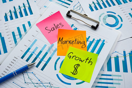 销售文字摄影照片_文字销售营销和利润增长作为图表上的计划。