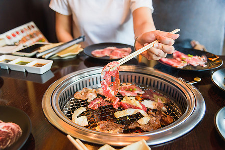 日式摄影照片_用于烧烤或日式烤肉的生牛肉片