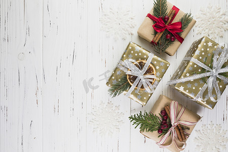 圣诞节包装中装饰雪花之间的礼物盒集合