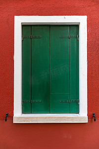 Ven 布拉诺威尼斯岛上一栋房子的彩色窗户