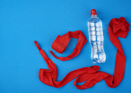 弹性压缩摄影照片_一对纺织红色绷带，用于在赛前缠绕运动员的手