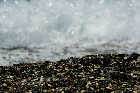 被海浪冲刷的卵石海滩，形成海岸的小而各种各样的石头
