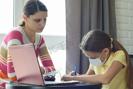 妈妈通过远程学习帮助生病的孩子做作业