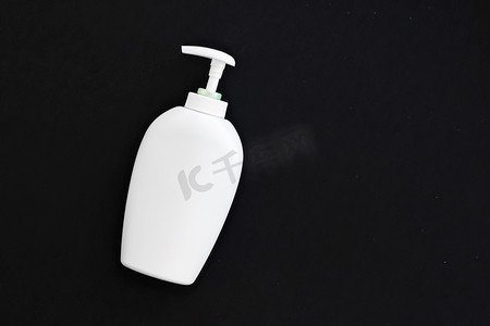 空白标签化妆品容器瓶作为黑色背景上的产品模型