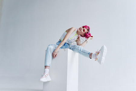 炫酷酸性摄影照片_粉红色头发的时髦女人创意酸性风格设计