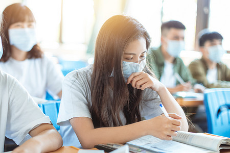 学生戴防护面具防止细菌、病毒和 PM