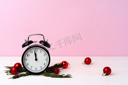 圣诞节和新年倒计时概念与闹钟