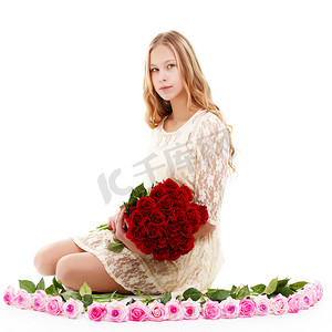 一个十几岁的女孩拿着一束鲜花。