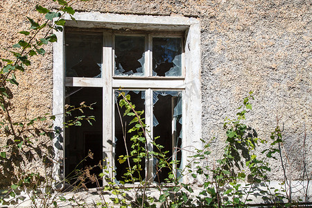 废弃的摄影照片_在一个废弃的旧房子里破窗