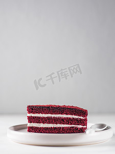 蛋糕展架摄影照片_一块质地完美的红丝绒蛋糕