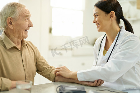 友善的医生与她的老年患者相处融洽