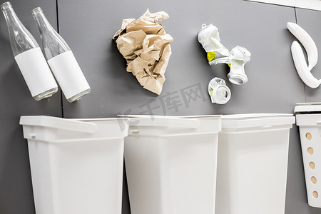 四个分类摄影照片_用于分类垃圾的白色垃圾桶。四个用于分类垃圾的装饰垃圾桶。