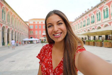 欧洲美女摄影照片_有魅力的美女在欧洲克罗地亚斯普利特共和国广场自拍