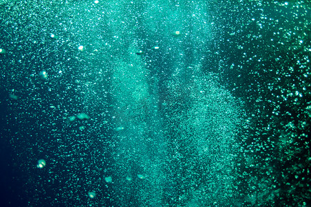 漂浮的泡泡摄影照片_在蔚蓝的大海中养起水下泡泡