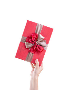 礼盒手摄影照片_亚洲妇女拿着、给予、发送一个包装好的礼盒，礼盒上系着蝴蝶结，隔离在白色背景上，剪裁路径，剪掉，特写。