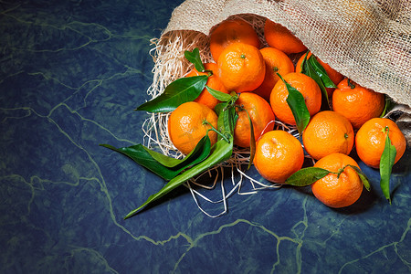 新鲜的柑橘堆放在麻袋上