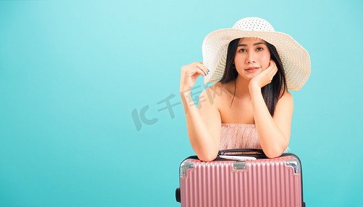 国外美女摄影照片_戴着帽子的亚洲美女肖像坐在一起旅行