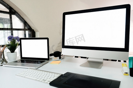带空 s 的办公桌上的笔记本电脑和计算机 pc 桌面