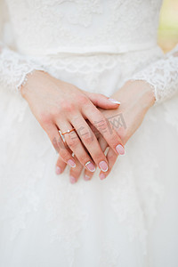 新娘优雅的手，手指上戴着结婚戒指