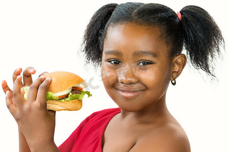 拿着开胃汉堡包的逗人喜爱的小非洲女孩。