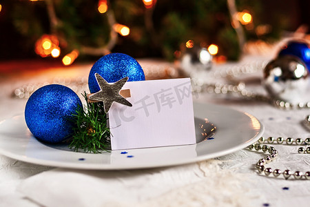 用圣诞球和珠子装饰的节日餐桌