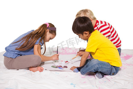 快乐的小孩在地板上画画