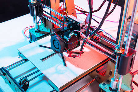 实验室工作期间的电子三维塑料打印机、3D 打印机、3D 打印