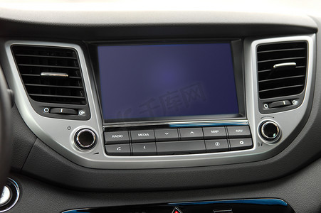 现代汽车仪表板上的屏幕多媒体系统