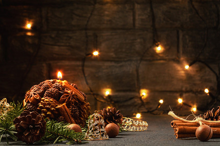 圣诞作曲 — 装饰蜡烛、圣诞树枝和深色背景上的装饰，灯光模糊