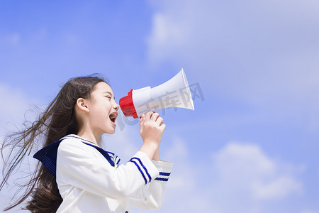 十几岁的女学生用扩音器大喊并宣布